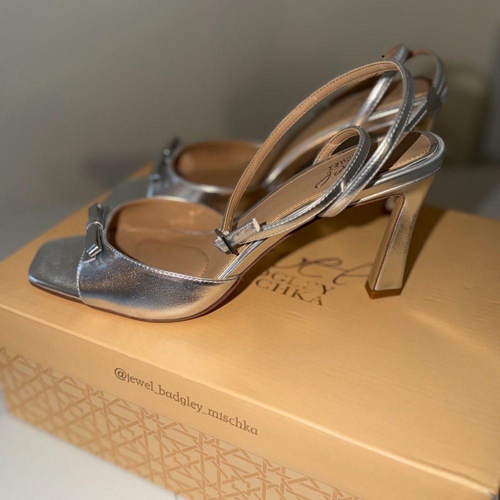Stunning Jewel Badgley Mischka “Elisha” ankle strap sandals in silver metallic. - Picture 7 of 9